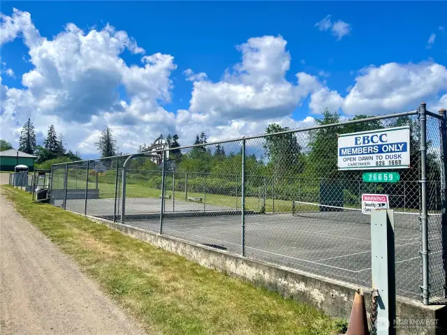 Also close proximity to the Edgewater Community sport courts and play field. Pickle ball, anyone?