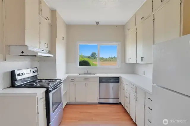 very well laid out kitchen