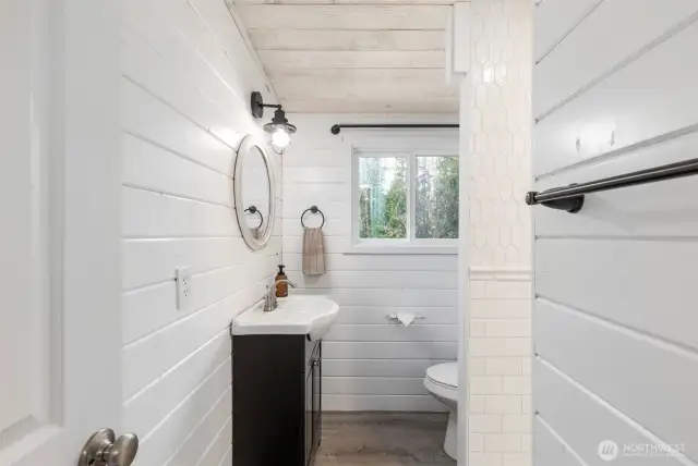 Upland cottage upper level bath