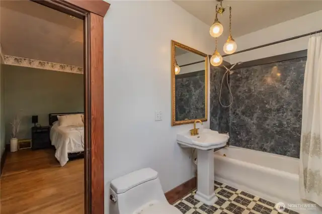 enter this bathroom from hallway or bedroom entrances