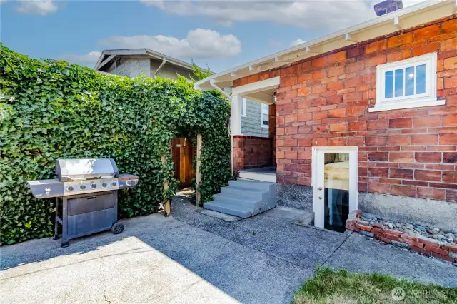 Separate entrance to the basement is an ideal layout