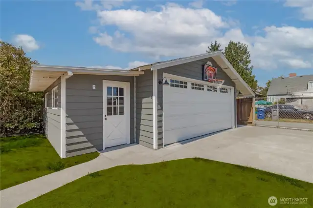 Need a garage with a workspace? Here's your opportunity! (Grass is photo enhanced to green)