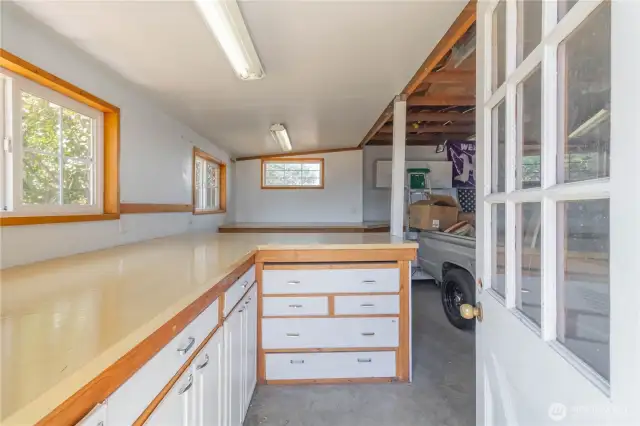Built in drawers, cabnets and countertops are perfect for any project.