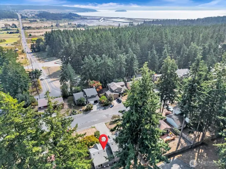 Location of the home makes recreation, shopping, and work all a convenient distance