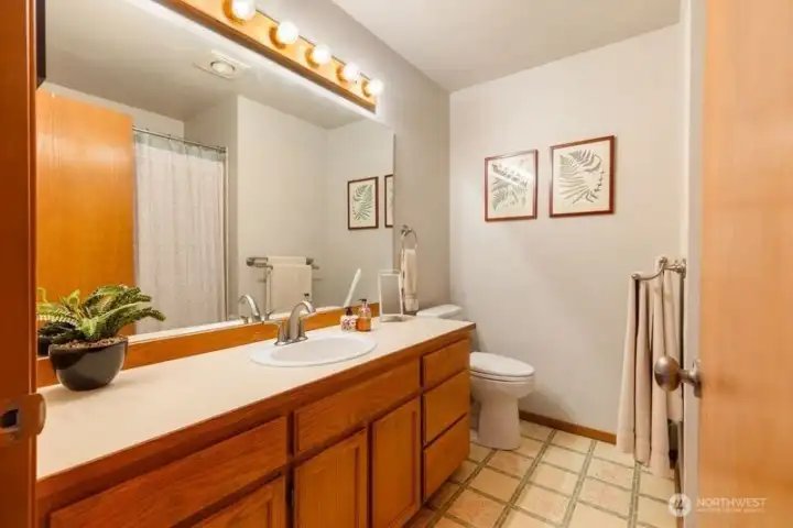 Guest full bath located close to the upper level guest bedrooms.