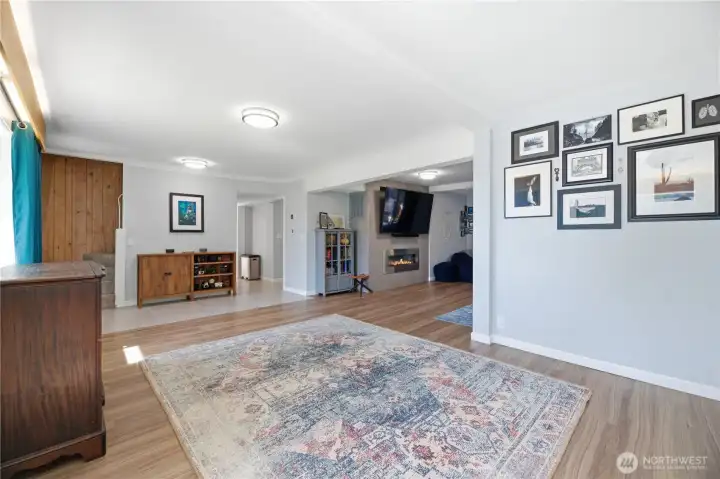 Huge front room could be office, bonus room