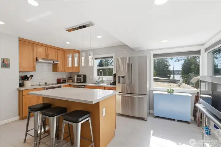 Bright and open kitchen with view of the lake through the window