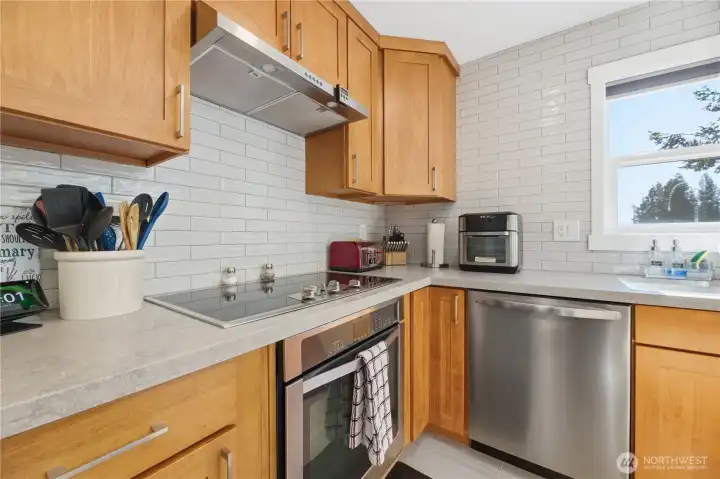 Quartz counters, new cabinets, tiled backsplash