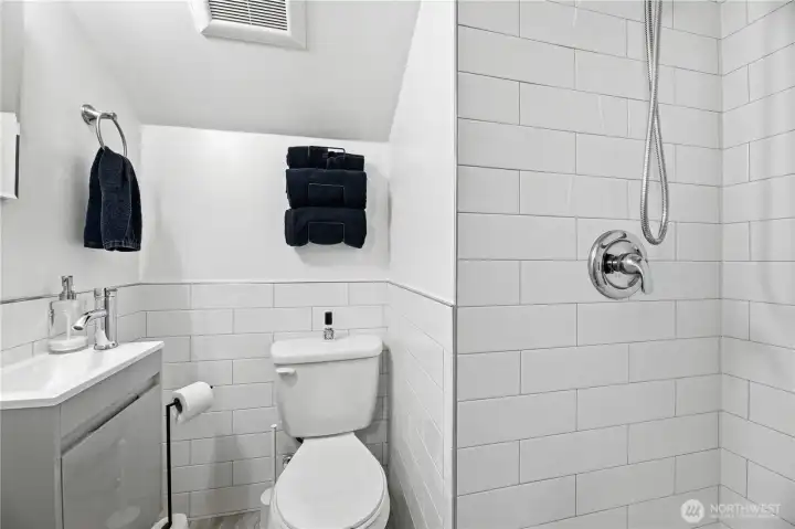 Upstairs bath with walk-in shower