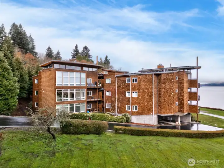 Single 12 unit building on the shores of Fidalgo Bay