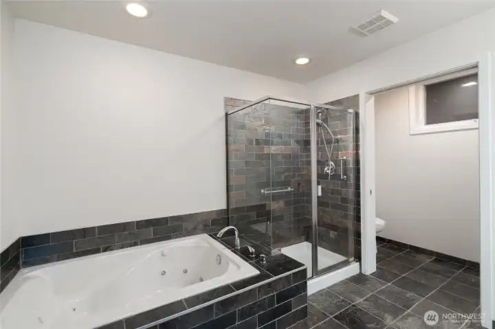 5 piece bath with jetted tub