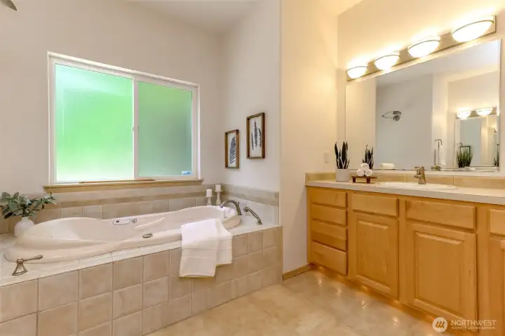 Deep soaking tub for long hard days or a nice weekend with a great book.