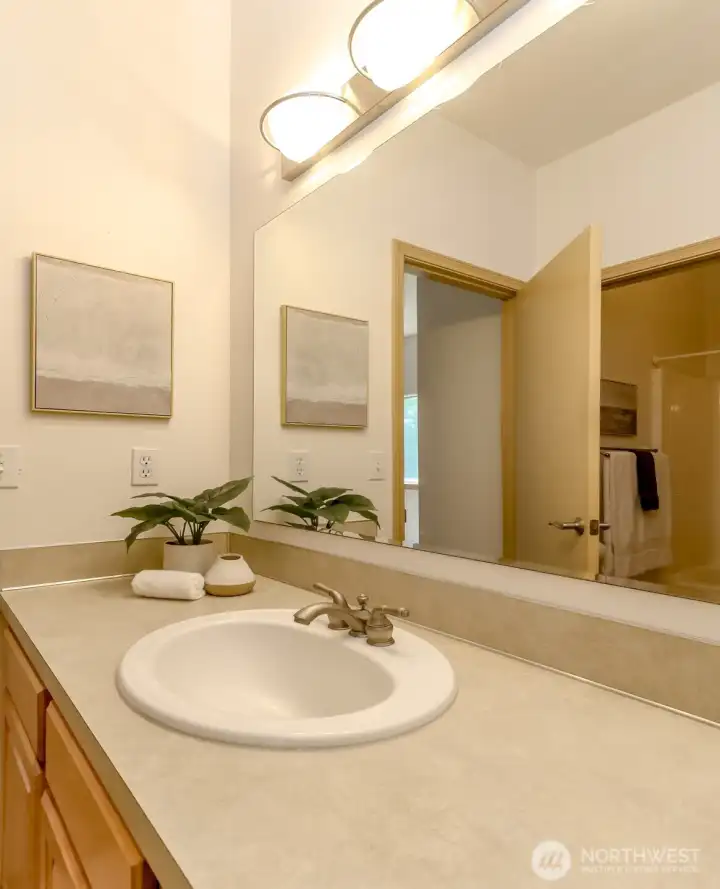 Bathroom between both bedrooms has a door on each side.