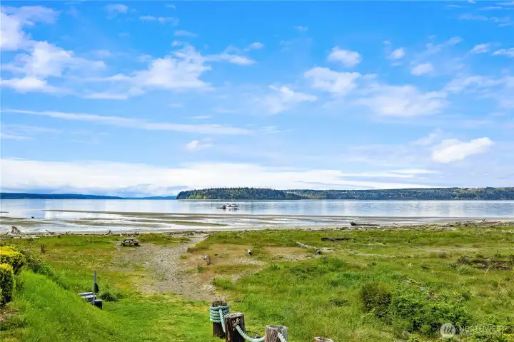 Spend the day building sandcastles, beachcombing, or taking a leisurely stroll while watching boats and even the occasional submarine pass through the Hood Canal along the community’s expansive private beach. Spend the day building sandcastles, beachcombing, or taking a leisurely stroll while watching boats and even the occasional submarine pass through the Hood Canal along the community’s expansive private beach.