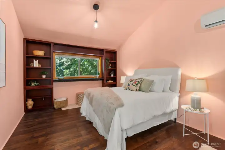 Large main bedroom with walk-in closet.