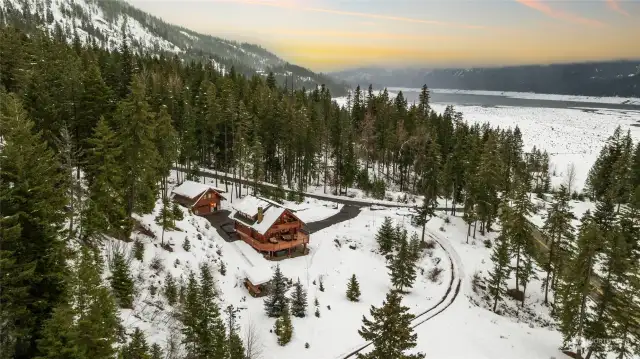 Get away from it all at this fully furnished, immaculate log home nestled in the trees overlooking Lake Cle Elum.