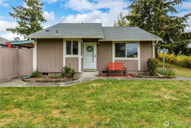 Home Sweet Home!  Come make this cutie, in a quaint neighborhood community yours.