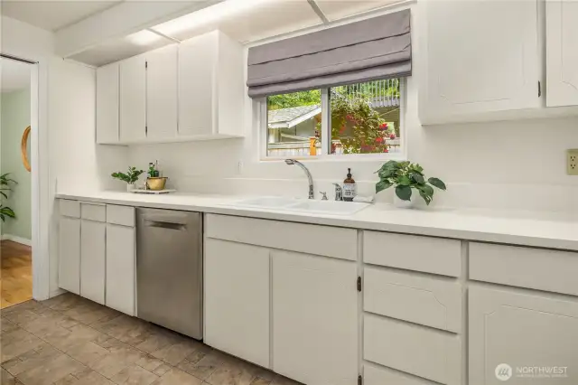 Neutral tones for a move-in ready cooking space for your favorite chef