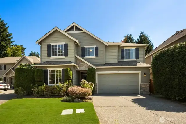 This quiet cul-de-sac is walking distance to the sought-after Northshore School District elementary & middle school.
