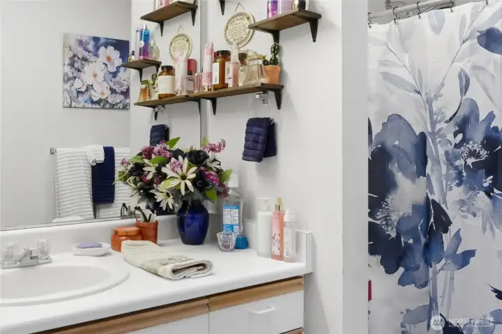 Primary en-suite with tub/shower combo.