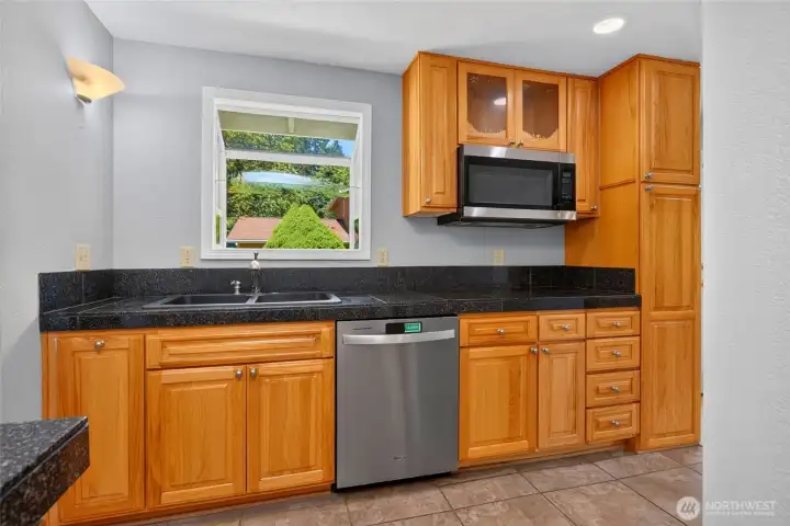 Granite Countertops and Stainless Dishwasher Granite Countertops and Stainless Dishwasher