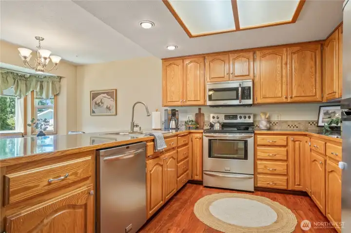 Plenty of cabinetry. Notice the backsplash giving it that extra elegancy. Plenty of cabinetry. Notice the backsplash giving it that extra elegancy.