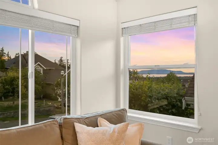 Observe breathtaking sunsets from the living room Observe breathtaking sunsets from the living room