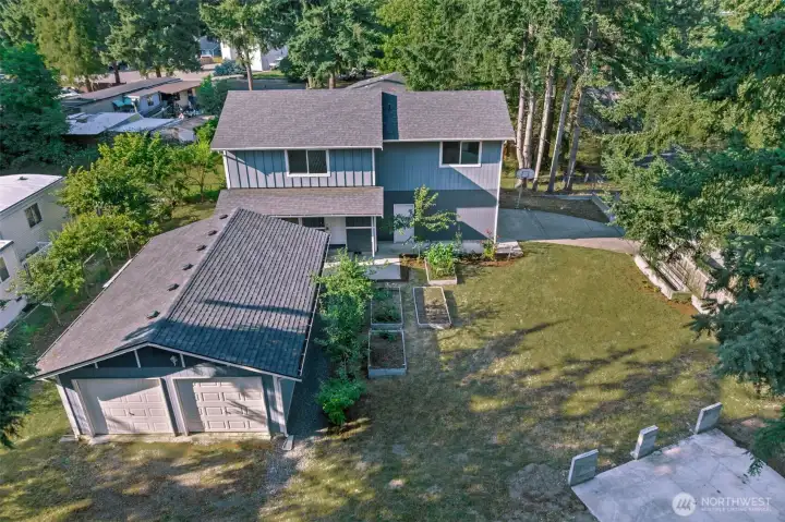 Nice shot showing the size of the property and the concrete boat/RV pad Nice shot showing the size of the property and the concrete boat/RV pad