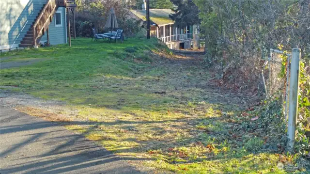 Driveway Entrance to the home.