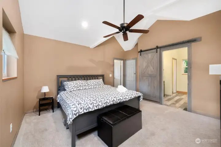 Primary w/ensuite