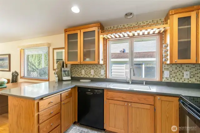 Open entertainers kitchen w/custom cabinets