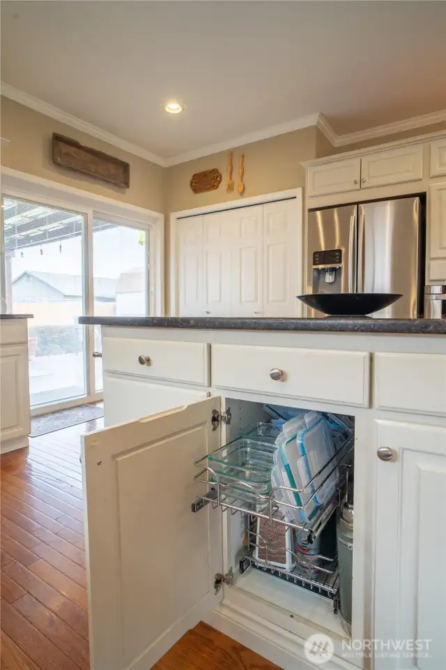 Cabinets have metal pull out racks