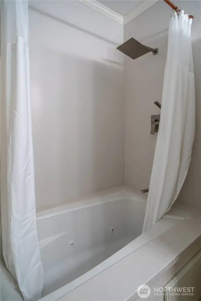 Guest bath jetted tub