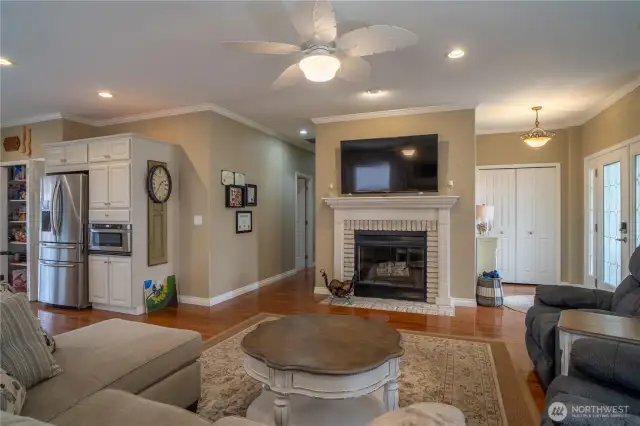 Fireplace/Living Room