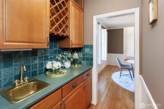 Butler's pantry & wet bar.