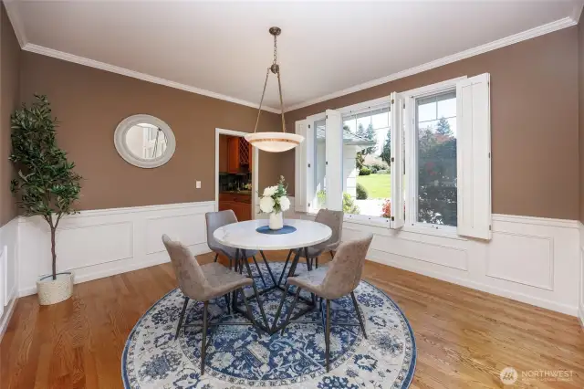 Formal dining room offers a Butler's pantry & wet bar.