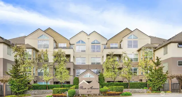 Welcome to the light-filled end unit at the Park Ave!