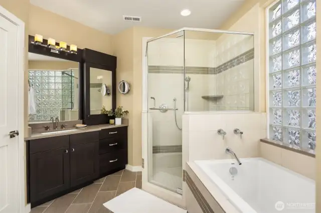 4-piece en-suite primary bath