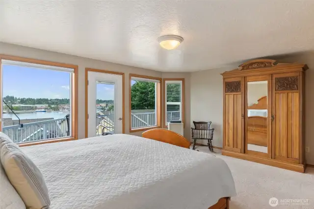 Not a bad view to wake to!  Black out shades are included, if you don't want to see that glorious morning sun and Mt. Rainier view quite as early