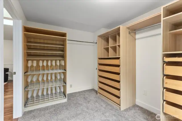 Huge primary bedroom walk-in closet