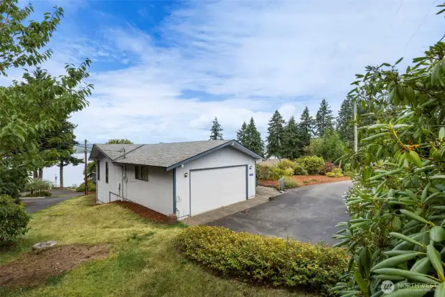 Welcome home to 5046 Lakeness Rd Poulsbo