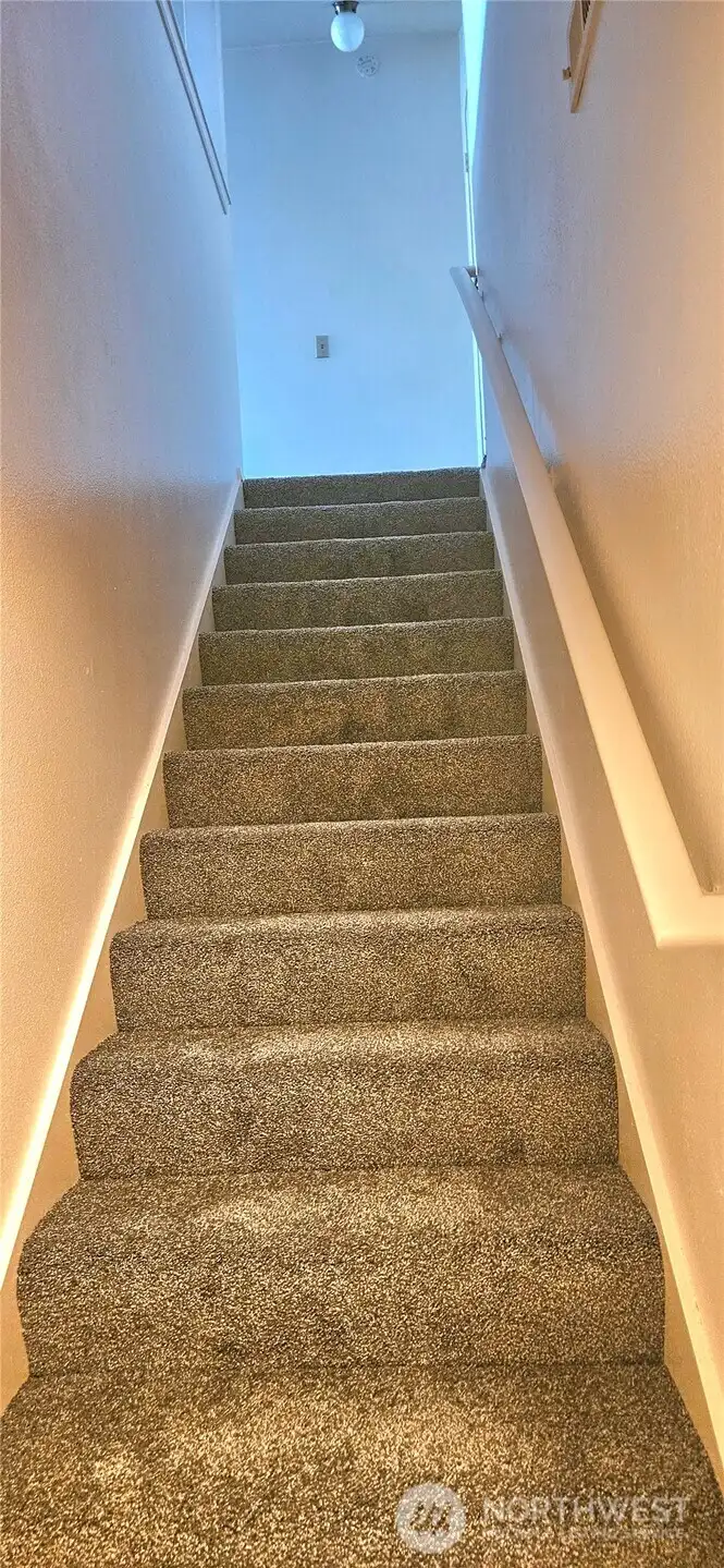 All you need is on the first level but~ BONUS! now let's go upstairs! Here you find a 3rd bedroom or flex room...