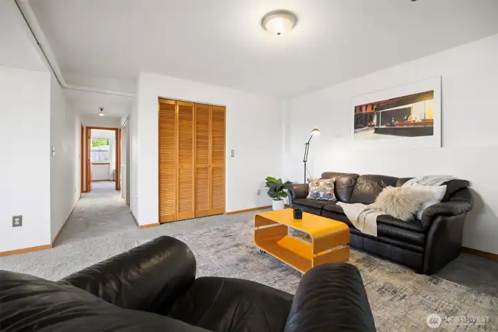 The huge family room downstairs offers all kinds of possibilities: ADU, home based business, multi-family living ...