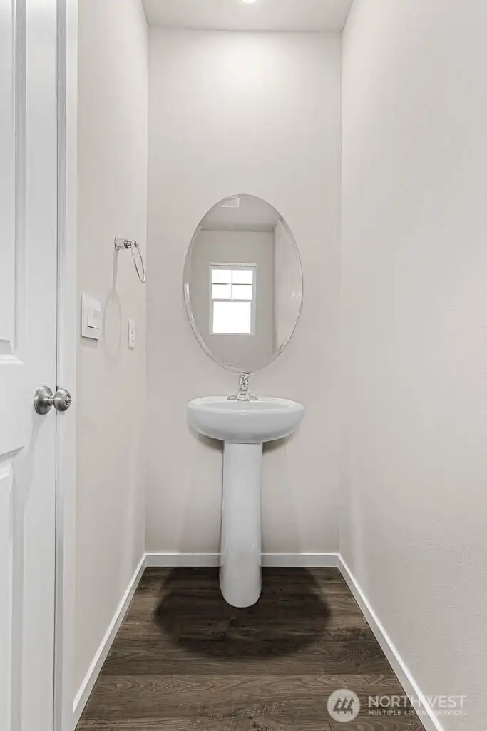 Powder bath down. Pictures are for representational purposes only, colors and features may vary.