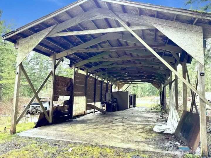 This photo has been virtually de-staged to remove clutter that otherwise exists.