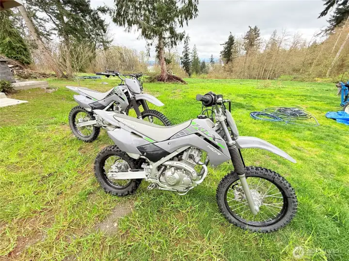2 Kawasaki KLX 140 Dirt bikes