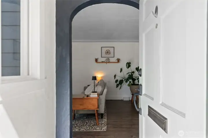 Classic, tasteful entry w/ coat closet..