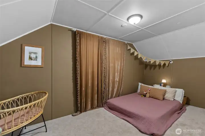 Upper bedroom #1
