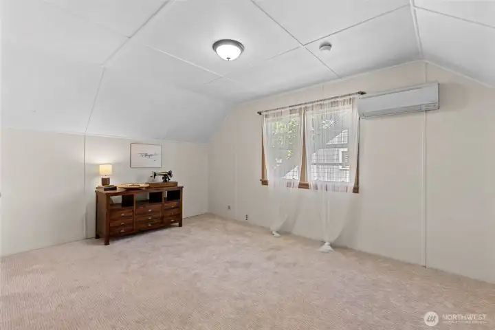 Upper bedroom #2