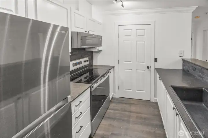 Upgraded sink/faucet (under sink water filter), quartz countertops, tiled backsplash. Stainless steel appliances stay.
